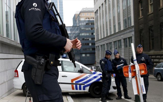 Συναγερμός στο Βέλγιο για άνδρα με μακρύ παλτό «που έφερε καλώδια»