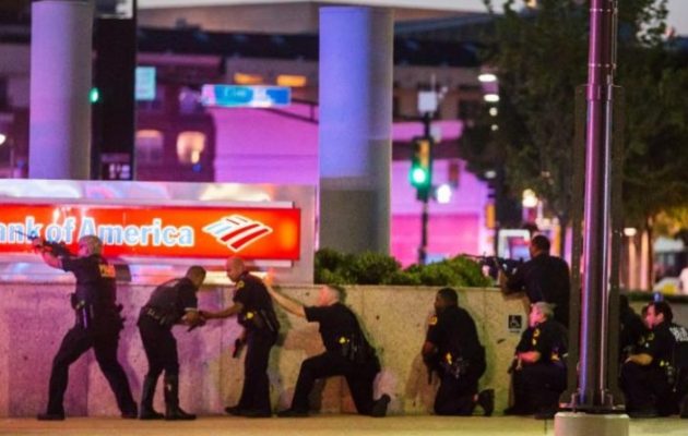 Ένα οπλοστάσιο είχε για σπίτι ο δράστης της επίθεσης στο Ντάλας των ΗΠΑ