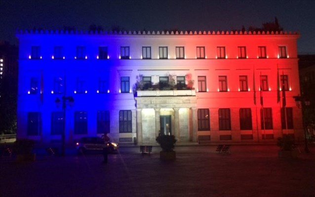 Στα χρώματα της γαλλικής σημαίας το δημαρχείο Αθήνας