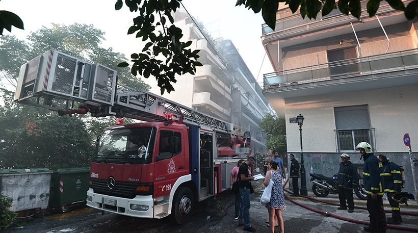 Φωτιά σε πολυκατοικία στον Πειραιά: Η πυροσβεστική απεγκλώβισε 8 άτομα & ένα βρέφος (φωτό)
