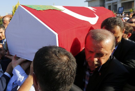 “Σπάραξε” στα κλάματα ο Ερντογάν στην κηδεία του φίλου του (ΦΩΤΟΓΡΑΦΙΕΣ)