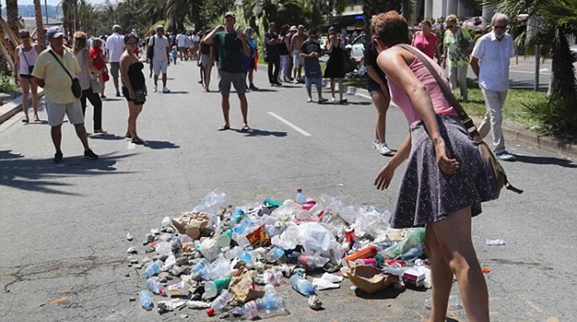 Αυτοσχέδιο "μνημείο" απο σκουπίδια εκει που σκοτώθηκε ο μακελάρης της Νίκαιας (Βίντεο & φωτογραφίες)