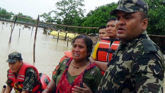Σαρωτικές πλημμύρες σε Νεπάλ και Ινδία: Ξεπέρασαν τους 90 οι νεκροί