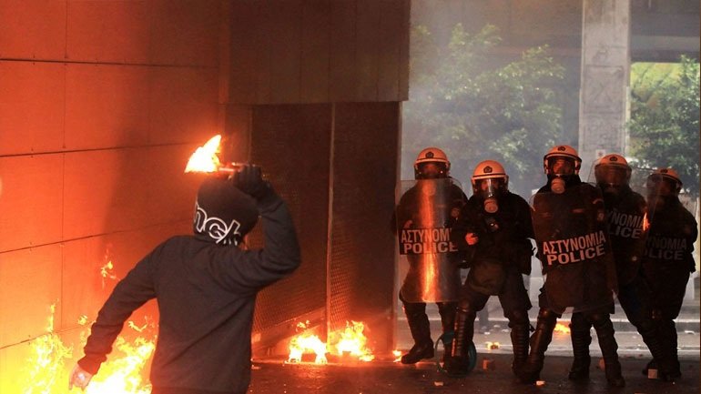 Εμπόλεμη ζώνη θύμιζε τα ξημερώμτα της Κυριακής το κέντρο - Μολότοφ και δακρυγόνα