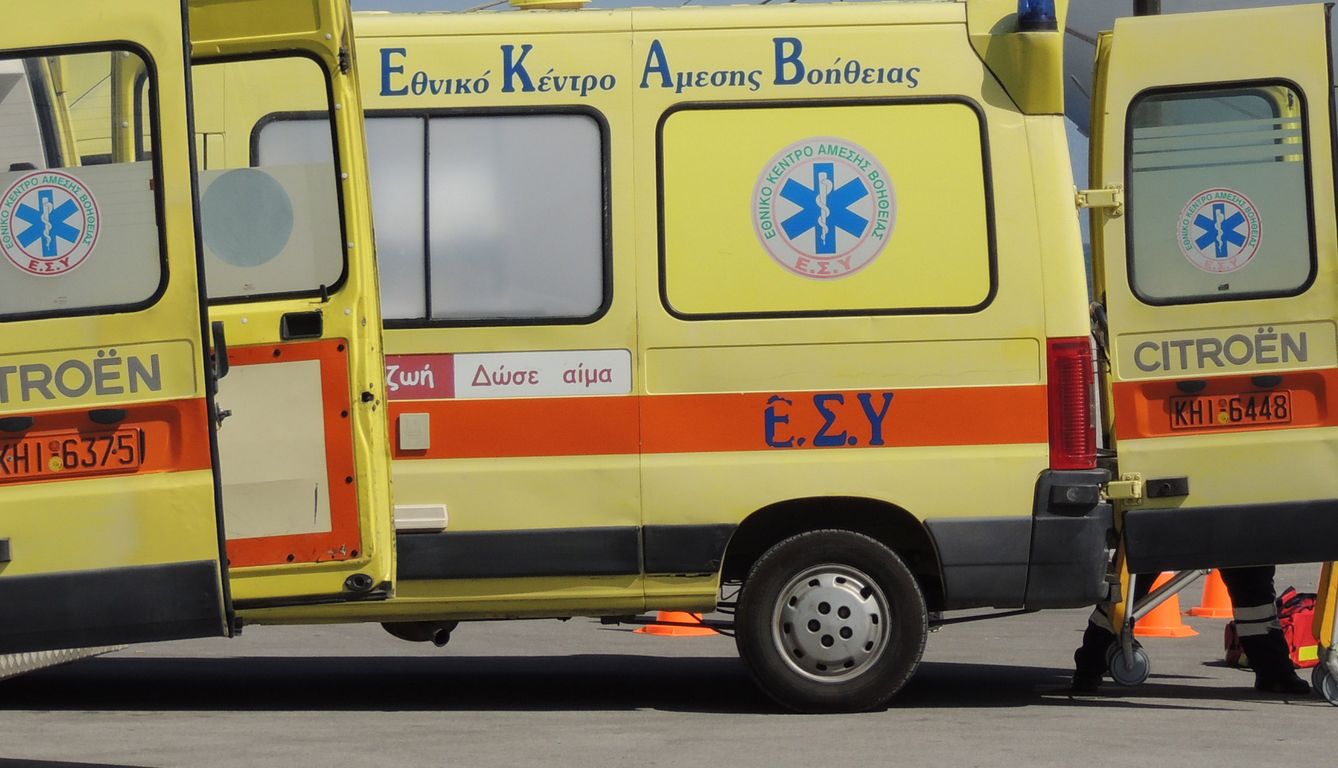 Συναγερμός στον Ερυθρό Σταυρό: Γυναίκα απειλεί να πέσει από την ταράτσα του νοσοκομείου