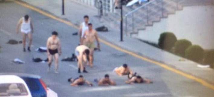 Συγκλονιστική εικόνα: Πραξικοπηματίες βγαίνουν από το αρχηγείο στρατού και παραδίδονται γυμνοί  - ΦΩΤΟ