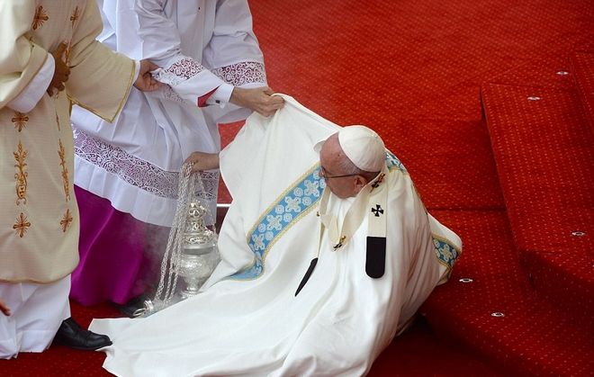 Η άτυχη στιγμή του πάπα Φραγκίσκου σε εκκλησία στην Πολωνία