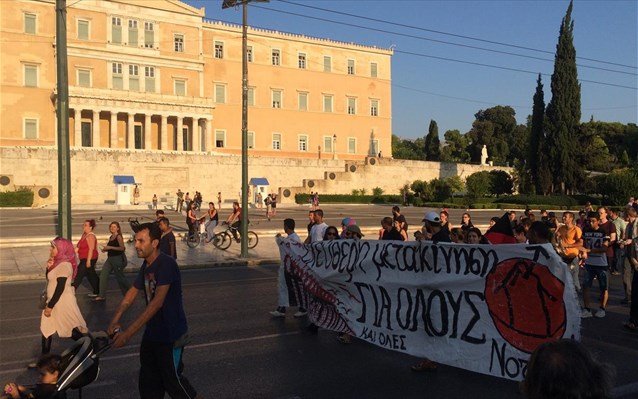 Στην κυκλοφορία σταδιακά οι δρόμοι στο κέντρο της Αθήνας μετά την πορεία για τις εκκενώσεις καταλήψεων