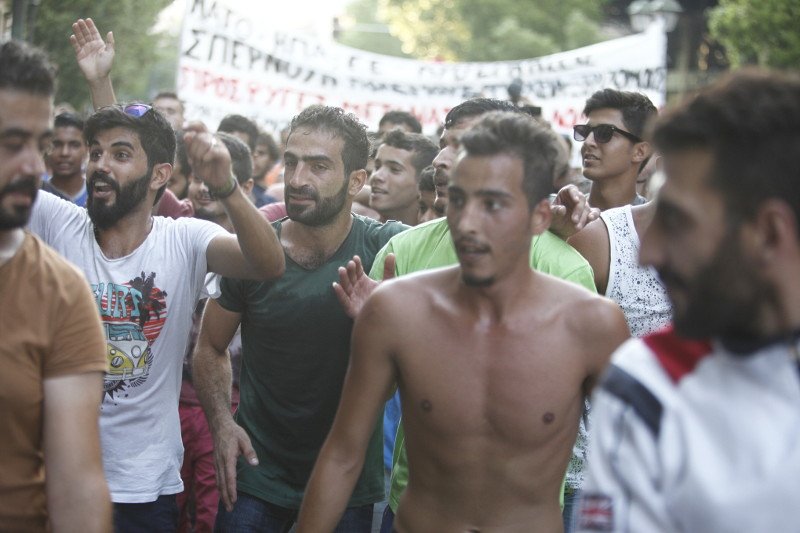 Η πορεία των προσφύγων στο κέντρο της Αθήνας με τραγούδια, χορούς και συνθήματα απελπισίας