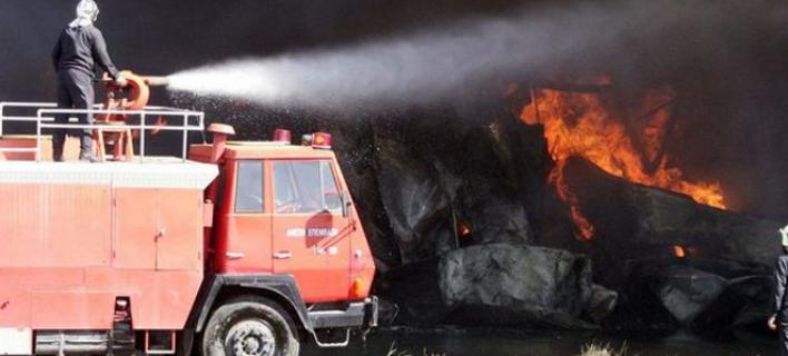 Φορτηγό στις φλόγες στην εθνική οδό Αθηνών-Λαμίας