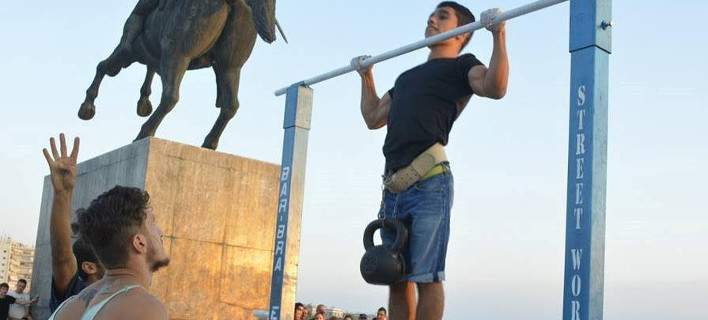 Ρεκόρ Γκίνες για έναν 18χρονο από την Θεσσαλονίκη - Έκανε μονόζυγο κουβαλώντας 18 κιλά