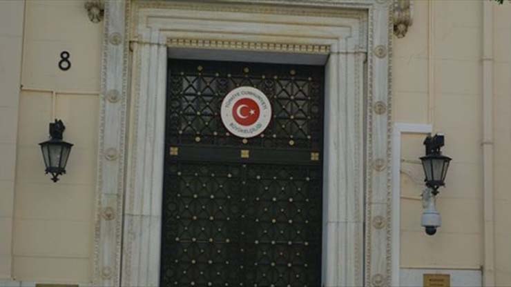 Επίθεση με μπογιές από μέλη του Ρουβίκωνα στην τουρκική πρεσβεία