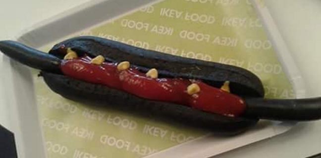 Εσείς θα δοκιμάζατε αυτό το κατάμαυρο hot dog;