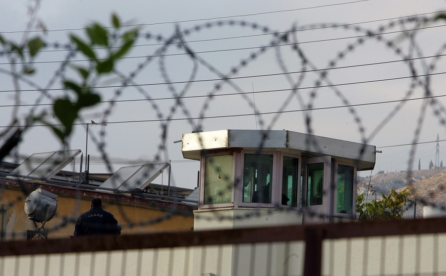 Σφοδρή πολιτική αντιπαράθεση για τις συμβάσεις απολύμανσης των φυλακών της χώρας