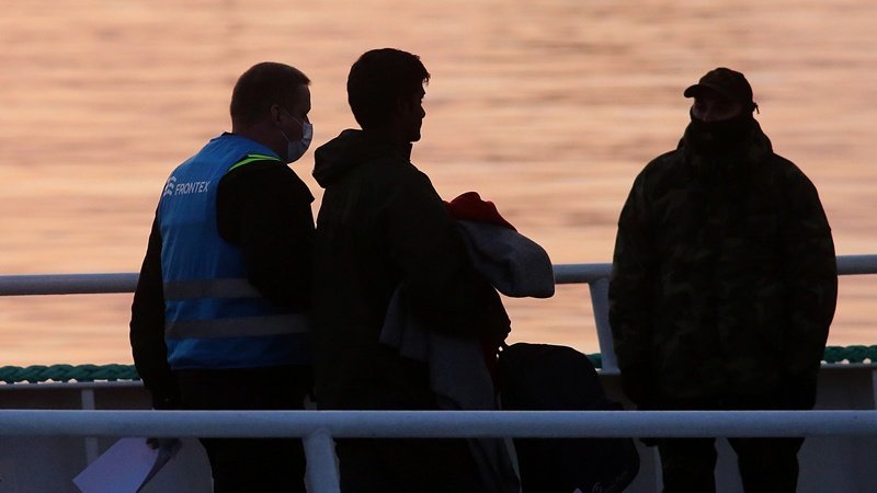 Ναυάγιο πλαστικής βάρκας στη Λέσβο, που μετέφερε πάνω από 50 μετανάστες και πρόσφυγες