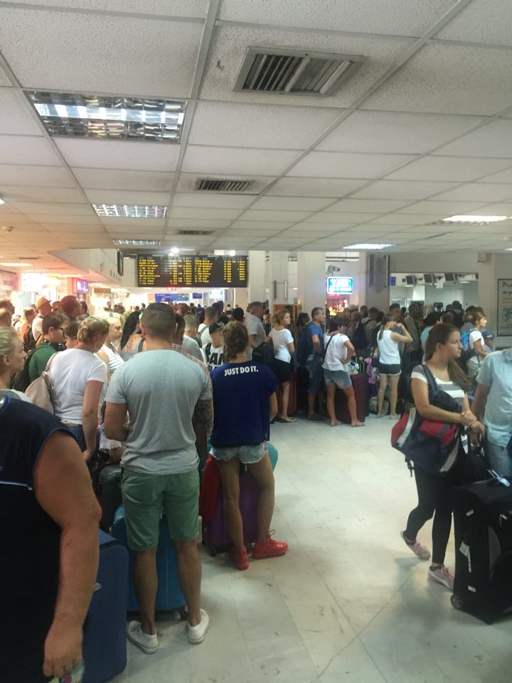 Σκηνές ντροπής στο αεροδρόμιο του Ηρακλείου Κρήτης (photo)