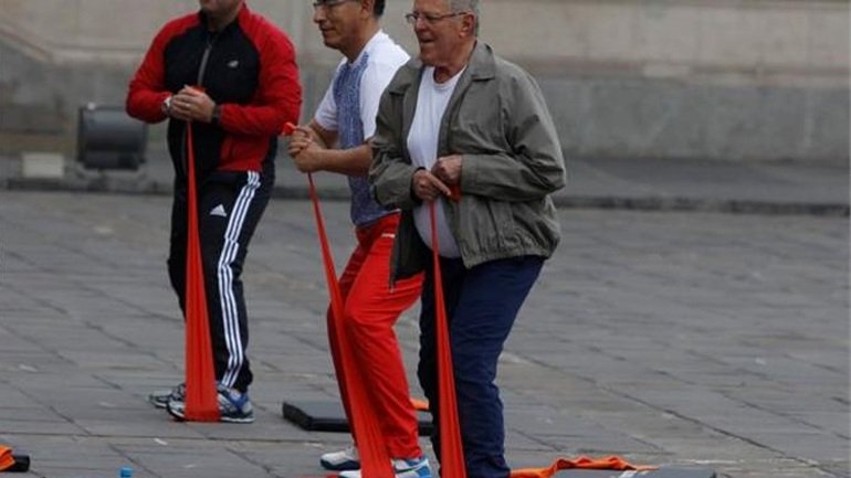 Ο πρόεδρος του Περού κάνει μάθημα γυμναστικής έξω από το προεδρικό μέγαρο
