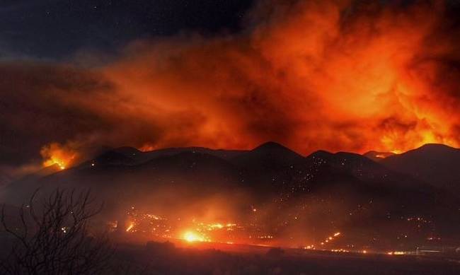 Φωτιές στην Κασσάνδρα Χαλκιδικής από πτώσεις κεραυνών