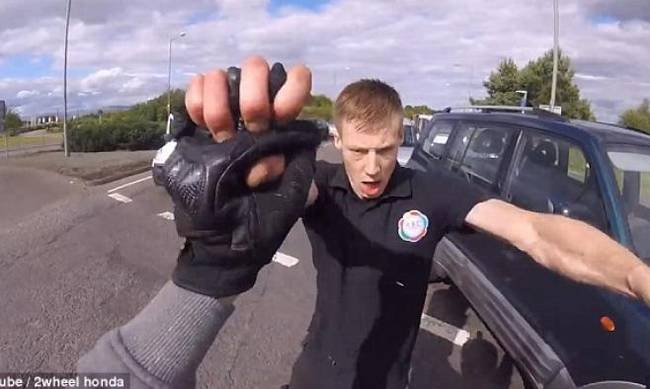 Οργισμένος οδηγός σπάει στο ξύλο μηχανόβιο στην κάμερα! (video)