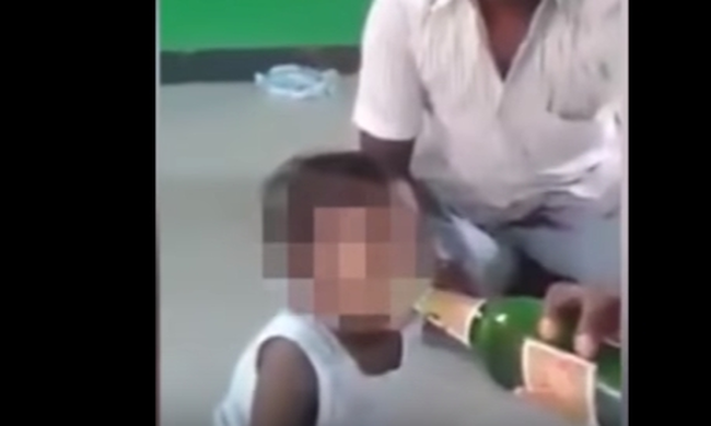 Βίντεο σοκ: Πα-τέρας υποχρεώνει το μωρό του να πιει μπύρα και γελάει... (video)