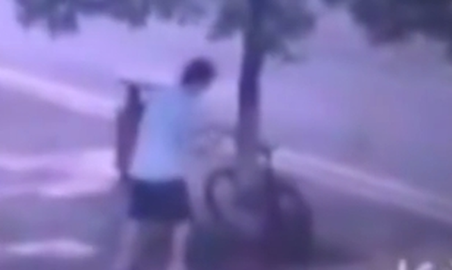 Ο ληστής με το... πριόνι κλέβει ποδήλατα στη Κίνα (video)