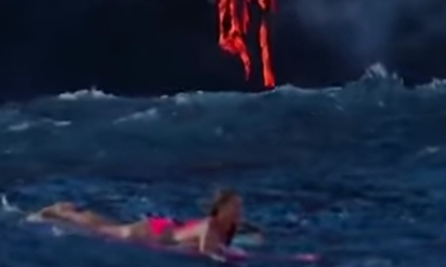 Η πρώτη γυναίκα που κολύμπησε σε θάλασσα που έπεφτε λάβα από έκρηξη ηφαιστείου (video)