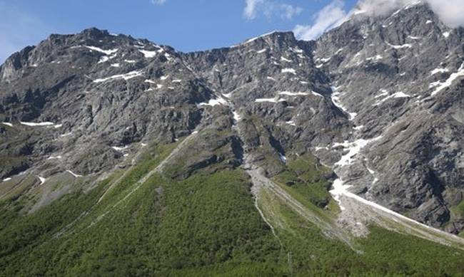 «Κινούμενο» βουνό προκαλεί πανικό στη Νορβηγία