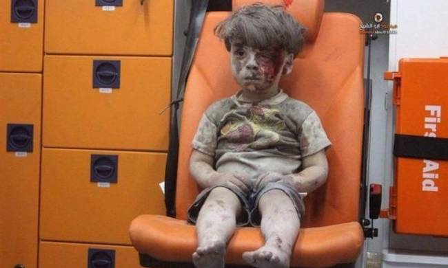 Το πρόσωπο της φρίκης του πολέμου στη Συρία - Συγκλονίζει το βλέμμα του μικρού Ομράν
