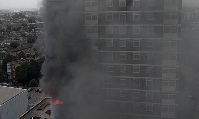 Μεγάλη φωτιά σε πολυκατοικία στο Λονδίνο  (pics+vid)
