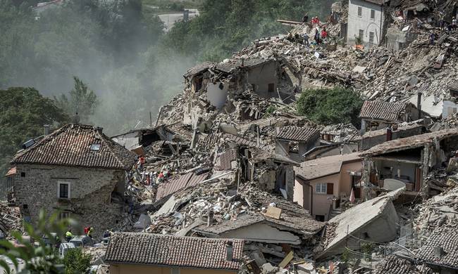 Φρίκη: 247 νεκροί από τον σεισμό στην Ιταλία, 400 τραυματίες