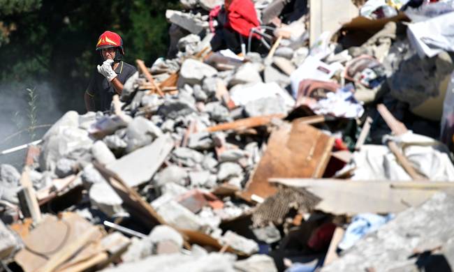 Ιταλία: Θρήνος στα χαλάσματα - Στους 268 οι νεκροί του σεισμού – Φόβοι για εκατόμβη νεκρών (Pics)