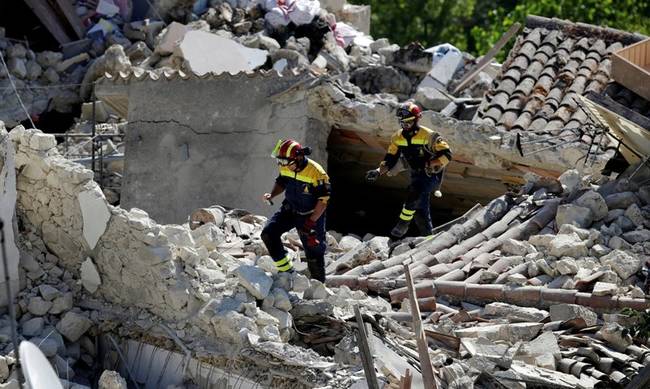 Ιταλία: Ταυτοποιήθηκαν τα πρώτα θύματα του φονικού σεισμού