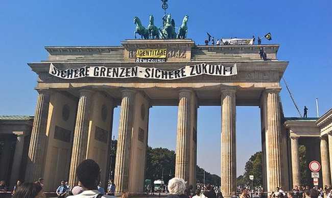 Ακροδεξιοί σκαρφάλωσαν στην Πύλη του Βρανδεμβούργου διαμαρτυρόμενοι κατά των προσφύγων