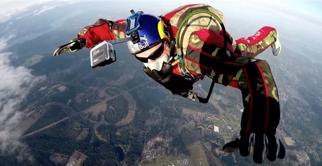 VIDEO: Αυτός είναι ο πρώτος άνθρωπος που πήδηξε χωρίς αλεξίπτωτο από ύψος 25.000 ποδιών