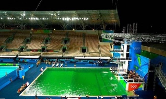 Έτρεχαν να προλάβουν! Γιατί βάφτηκε πράσινο το νερό στην πισίνα των Ολυμπιακών στο Ρίο;