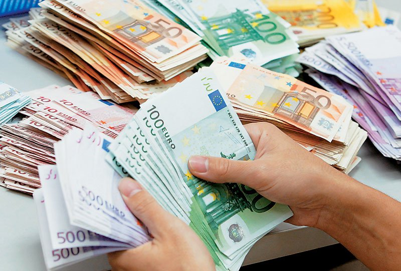 Απίστευτη κλοπή-μαμούθ 1.000.000€  στο Κολωνάκι! Πως ξεγέλασαν 60χρονη να βγάλει τα χρήματα από τη θυρίδα