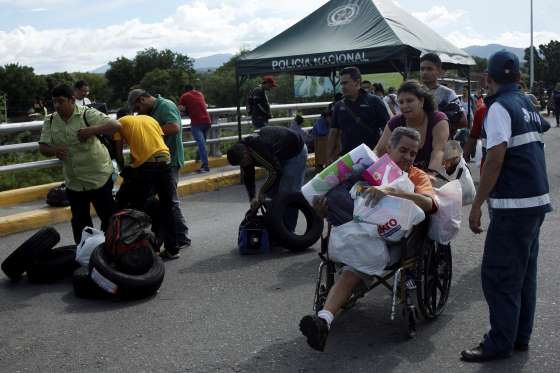 Σόκ στη Βενεζουέλα: Πεινασμένοι πολίτες περνούν στην Κολομβία για λίγα τρόφιμα και φάρμακα- Δείτε φωτογραφίες