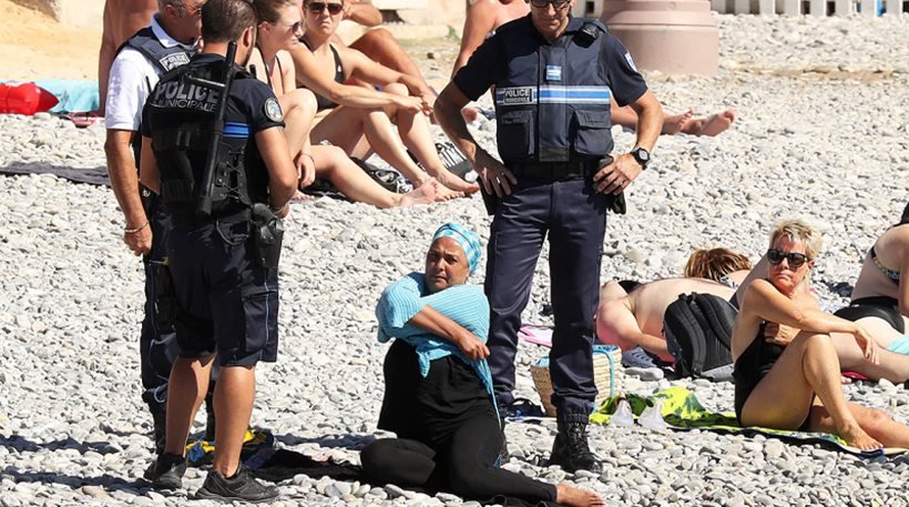 Γάλλοι αστυνομικοί αναγκάζουν μουσουλμάνα σε παραλία να βγάλει το μπουρκίνι (φωτό)