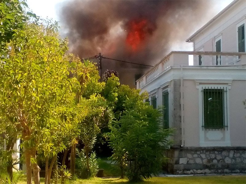 Φωτιά σε διαμέρισμα στο Περιστέρι - Σώα απεγκλωβίστηκαν δύο άτομα
