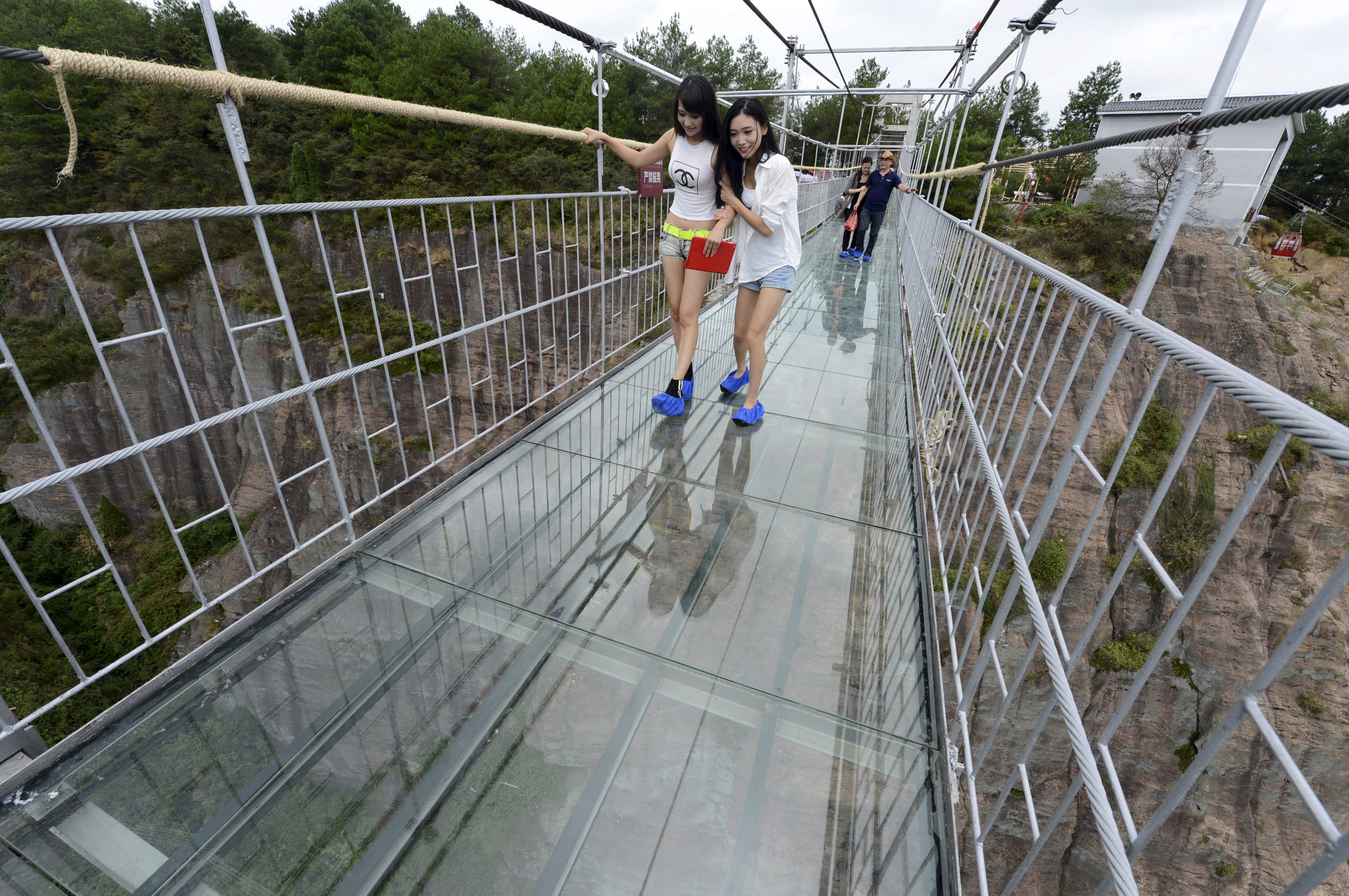 Η μεγαλύτερη γυάλινη γέφυρα στον κόσμο, άνοιξε στην Κίνα