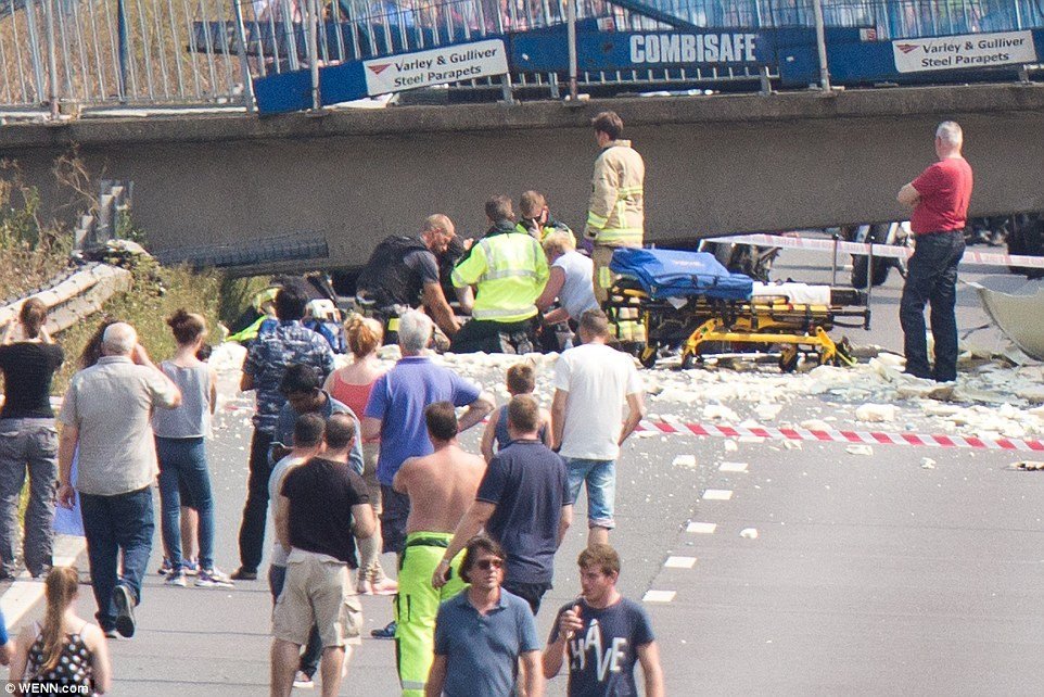 Κατέρρευσε πεζογέφυρα στην Βρετανία- Ένας τραυματίας