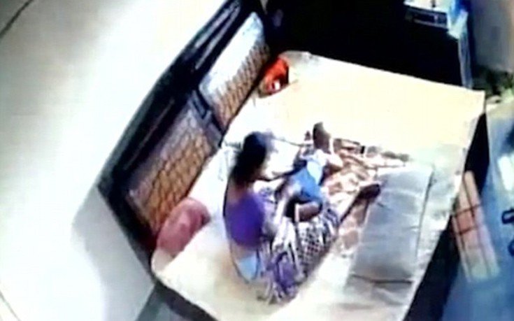 Ινδία: Οργή - Έβαλε κρυφή κάμερα σπίτι του & κατέγραψε τη γυναίκα του να χτυπάει το μωρό τους (βίντεο)