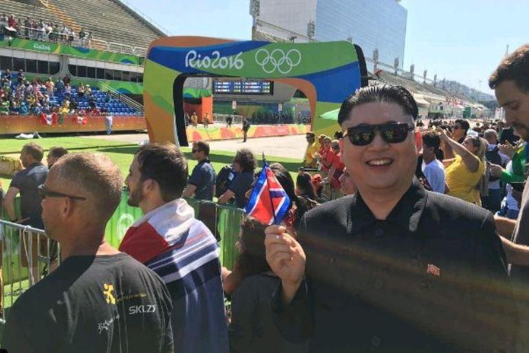 Ο σωσίας του Κιμ Γιονγκ Ουν κόβει βόλτες στο Ρίο [φωτογραφίες & βίντεο]