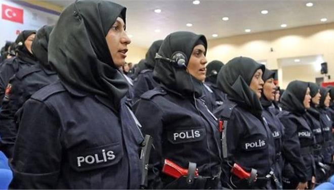 Γυναίκες αστυνομικοί με μαντήλα!
