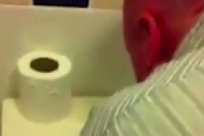 Βίντεο: Δήμαρχος στη Βρετανία «σνιφάρει» ναρκωτικά σε τουαλέτα – Ζήτησε συγνώμη αλλά αρνείται να παραιτηθεί