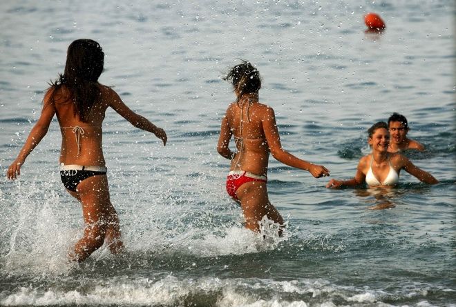 Μόνο δύο παραλίες είναι κατάλληλες για κολύμβηση από τον Πειραιά μέχρι το Ελληνικό!
