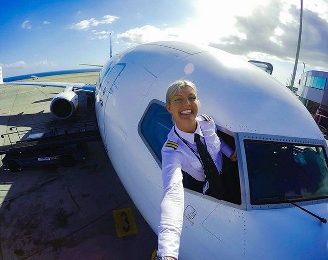 Η σέξι πιλότος της Ryanair που έγινε viral