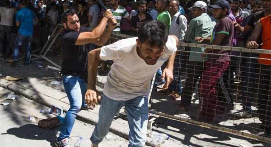 Ξεσηκώθηκαν οι Ιρακινοί μετανάστες και εγκλώβισαν τους εργαζόμενους στη Χίο (BINTEO)