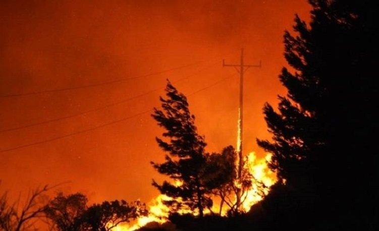 Χίος: Δύο τα κύρια μέτωπα της φωτιάς - Συνεχείς αναζωπυρώσεις - Στην Αθήνα οι τρεις τραυματίες