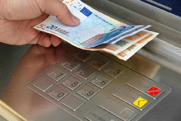 ΟΠΕΚΑ – Επίδομα παιδιού Α21: Στα ATM τα χρήματα των δικαιούχων – Ποιοι θα λάβουν έξτρα ποσό